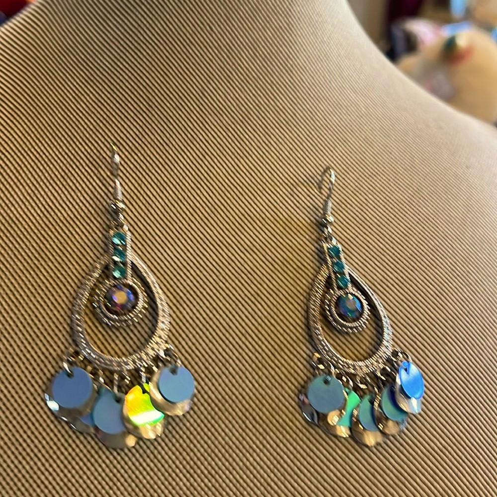 💎💎💎STUNNING DANGLES! Blue luminess crystals w silver and blue tiny disc